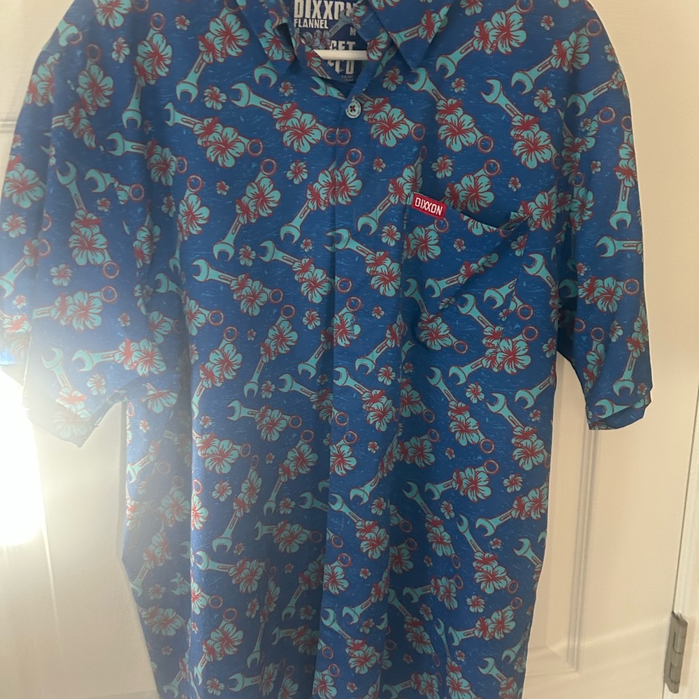 Dixxon Flannel Co. “Get Lei’d” Short Sleeve Party Shirt Men’s Medium. Like Nee